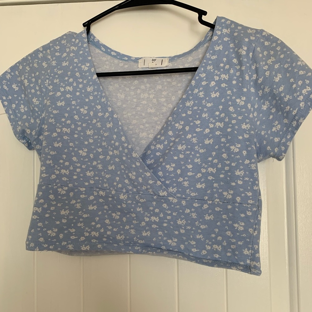 Floral, cropped Ivy and Main short sleeve, size medium